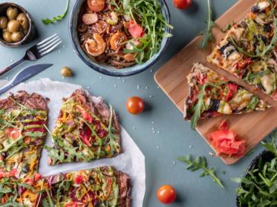 Pizza arcobaleno con verdure: colorata, gustosa e vegana!