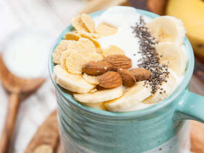 La colazione proteica perfetta? Il porridge con cereali croccanti e semi di chia