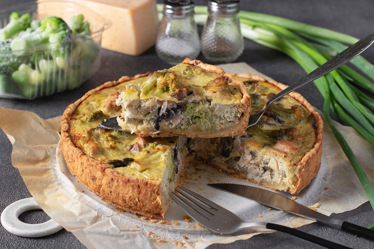 Vegan quiche with artichokes and olives