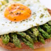 Bruschette con asparagi e uova senza glutine