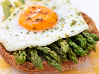 Bruschette senza glutine con asparagi e uova
