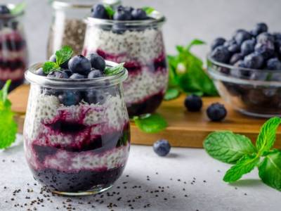 Budino vegan ai mirtilli e semi di chia