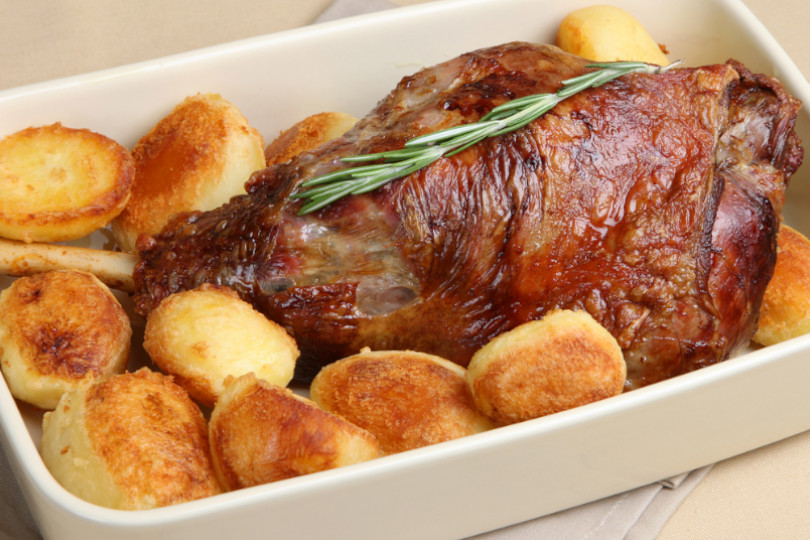 Cosciotto di agnello al forno con patate