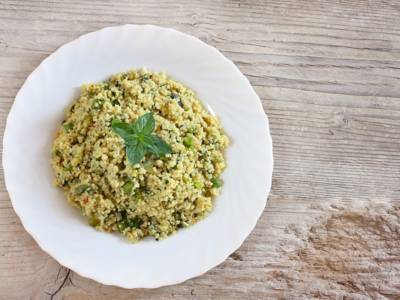 Insalata primavera di cous cous con piselli e granella di nocciole