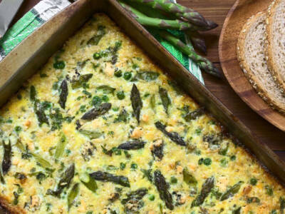 Alta, soffice e avvolgente: è la frittata al forno con asparagi!