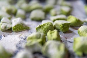 Gnocchi verdi di verdure su tagliere infarinato