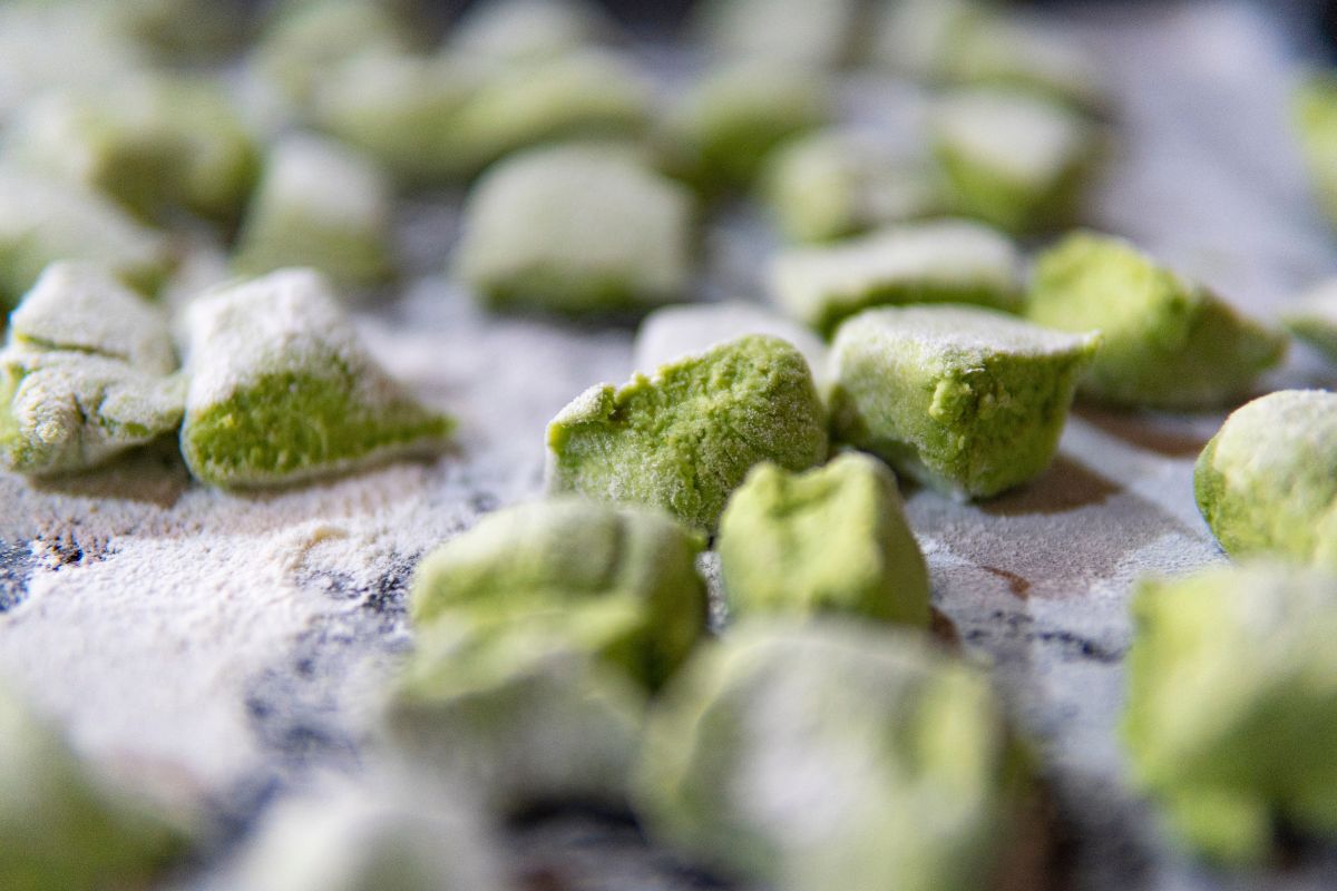 Gnocchi verdi di verdure su tagliere infarinato