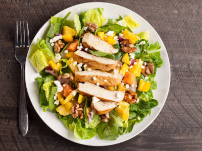 Insalata di pollo con mango e lattuga