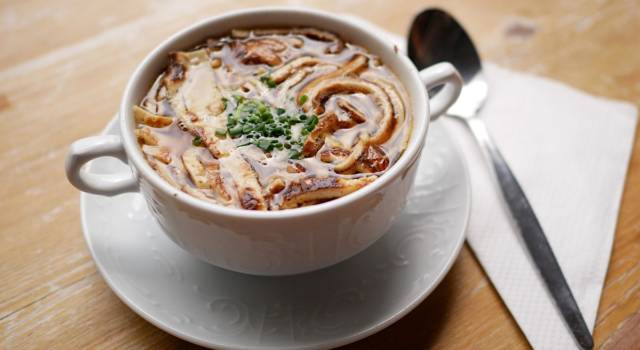 Conoscete la minestra celestina? Prepariamo insieme questa buonissima zuppa tedesca