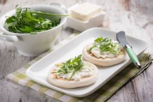 Piatto di tigelle con stracchino e rucola