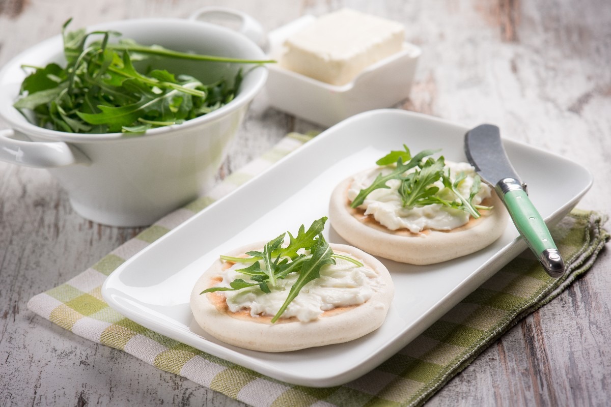 Piatto di tigelle con stracchino e rucola