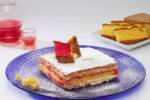 Fetta di torta diplomatica con pan di spagna imbevuto all'alchermes, pasta sfoglia e crema decorata con zucchero a velo