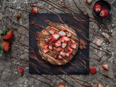 Crostata fragole e rabarbaro: la ricetta vegana che vi sorprenderà