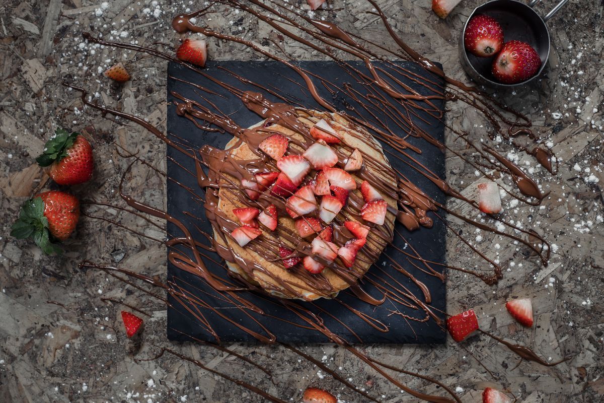 crostata di fragole e rabarbaro con cioccolato
