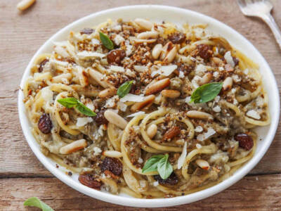 Spaghetti allo scammaro: la ricetta del primo con uvetta e pinoli