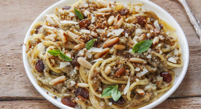 Spaghetti allo scammaro: la ricetta del primo con uvetta e pinoli