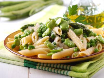 Pasta agli asparagi e piselli, un primo piatto primaverile