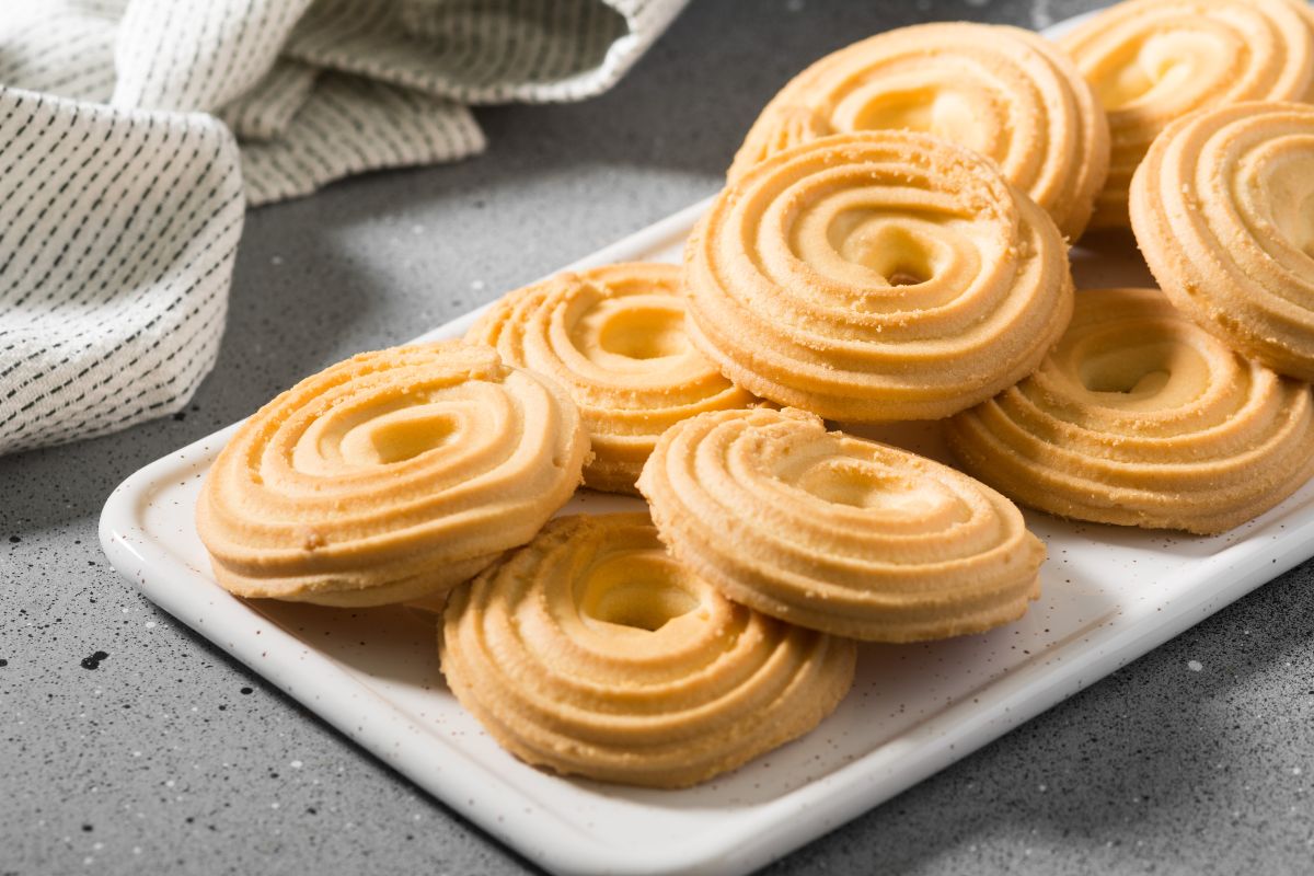 Piatto bianco con biscotti a ciambella a base di farina di mais