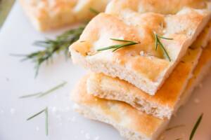 Pizza bianca senza glutine con sale e rosmarino