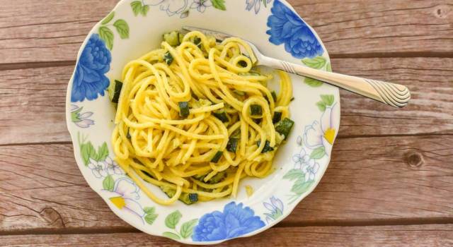 Spaghetti alla carbonara di zucchine: delicati e cremosi!