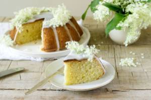 Torta ai fiori di sambuco