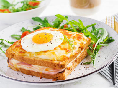 Croque madame: la ricetta francese del delizioso toast con uovo e formaggio!