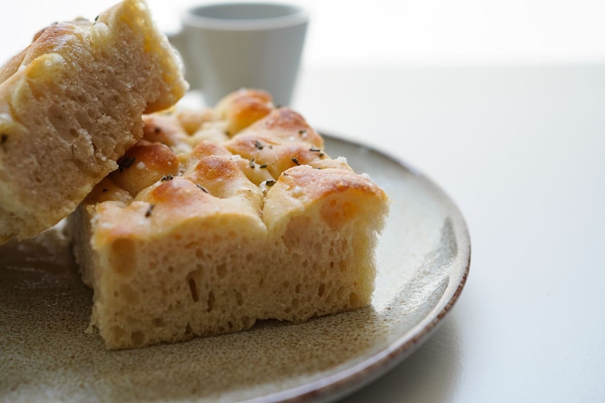 Focaccia tagliata a tranci su piatto