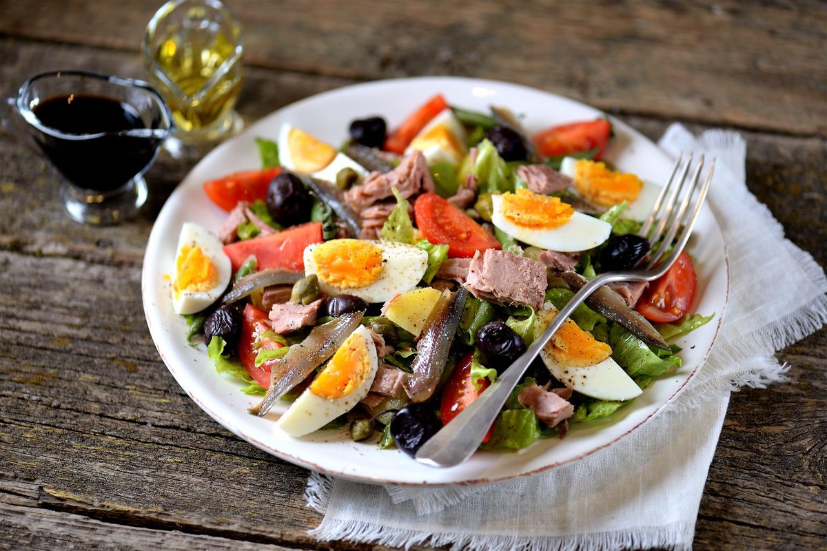 Insalata nizzarda: la ricetta francese della tradizionale salade niçoise