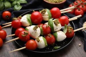 Spiedini estivi con pomodorini, mozzarella e basilico