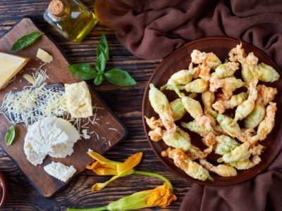 Fiori di zucca ripieni di ricotta e fritti