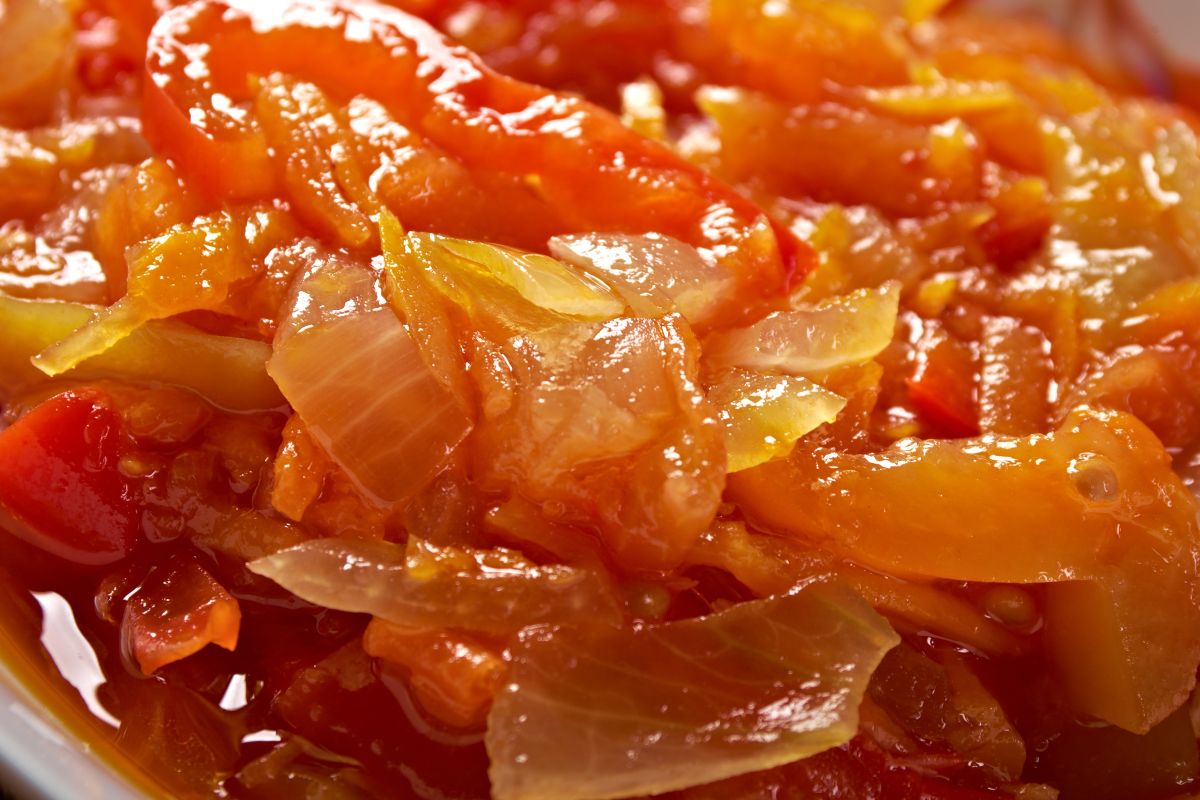 Salsa a base di cipolle e pomodoro nota come friggione