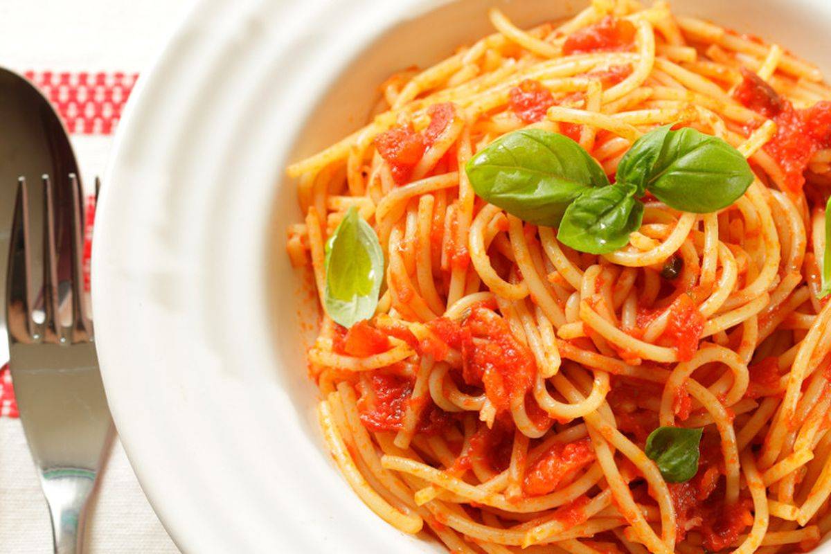 La ricetta della pasta al pomodoro e basilico a leccarsi i baffi