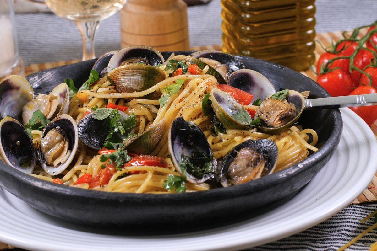 Pasta with clams and cherry tomatoes