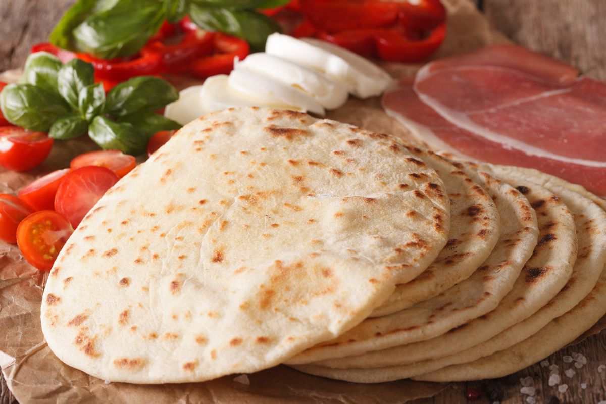 Piadine romagnole appena fatte una sull'altra