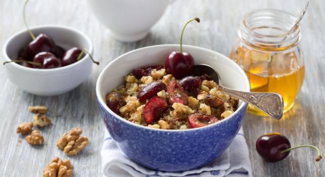 Porridge di quinoa e ciliegie, un goloso dessert senza glutine