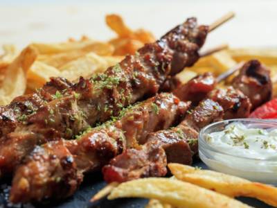 Souvlaki, gli spiedini di carne marinati tipici della Grecia