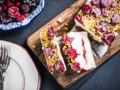 Semifreddo vegan con lamponi e pistacchio