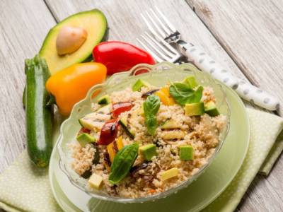 Insalata di cous cous con melone, avocado e verdure: un piatto estivo e 100% VEG!