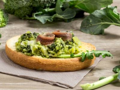 Crostini con pesto di rucola e acciughe: un antipasto per l’estate