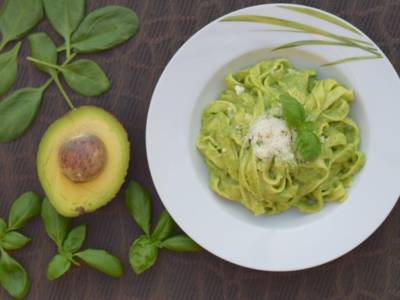 Finta carbonara con avocado (perfetta per gli intolleranti alle uova)