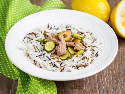 Insalata di riso con zucchine, tonno e limone: ideale per il pranzo al mare!