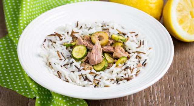 Insalata di riso con zucchine, tonno e limone: ideale per il pranzo al mare!