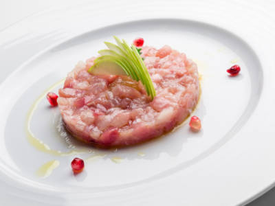 Tartare di ricciola marinata: un antipasto freddo per l’estate