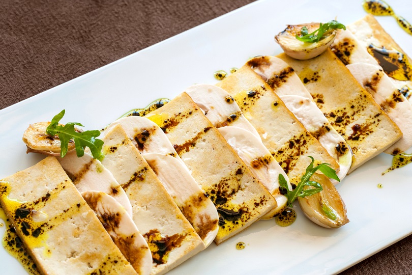 Tofu alla griglia con funghi