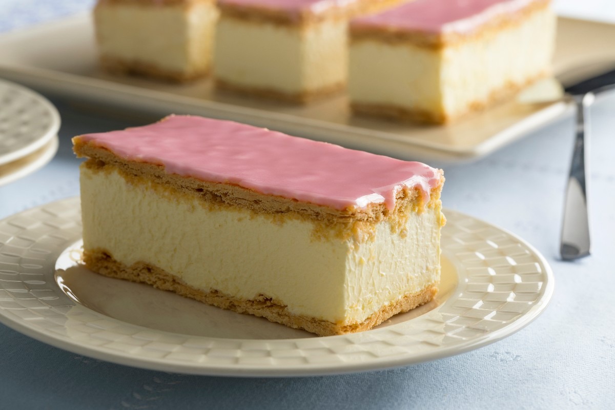 Fetta di dolce olandese a base di sfoglia e crema pasticcera decorato con glassa rosa