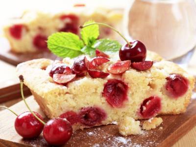 Torta di ciliegie senza glutine: colorata, estiva e golosissima