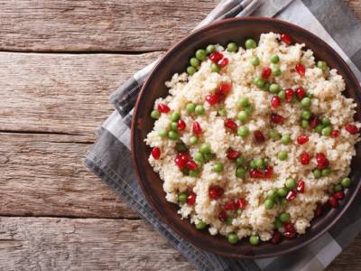 Sfizioso cous cous con piselli e chicchi di melagrana: la ricetta