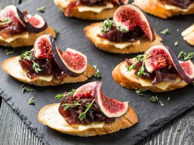 Saporiti crostini con cipolla e fichi: un aperitivo dai profumi autunnali!