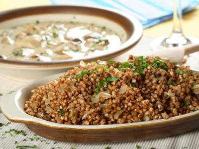 Insalata di amaranto e quinoa con cipolle ed erbette: la ricetta senza glutine