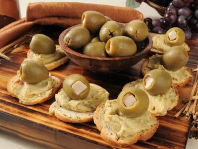 Crostini con hummus di ceci e olive: ideali per un aperitivo sfizioso!